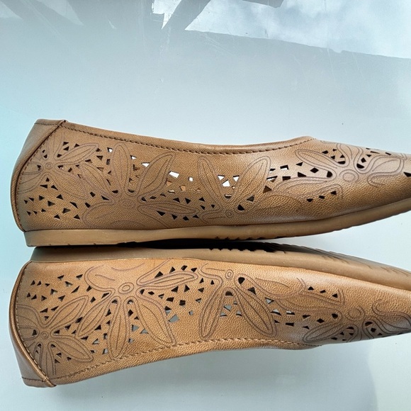 BareTraps Women's Brown Loafers - Picture 5 of 10